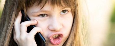 کودکم دائما فحش می‌دهد، چه کنم؟